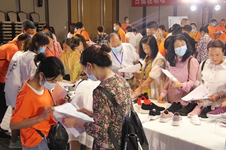 轻赢无限 动见未来！舞极限2020年秋季新品发布会胜利召开